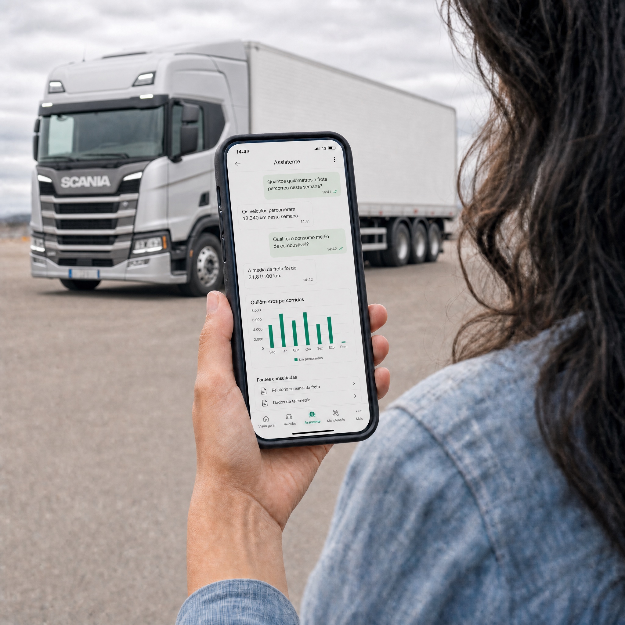 Mulher consultando um assistente de IA no celular, em uma cena ilustrativa com um Scania estacionado ao fundo